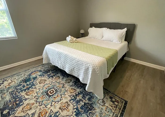 The Yale Townhouse- 2 Br